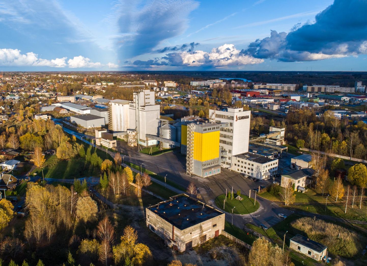 Pärnu poolt Viljandisse saabudes on Scandagra Eesti Viljandi söödatehase torne keeruline mitte märgata.