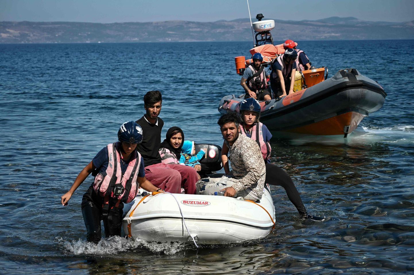 Kreeka päästjad aitavad Türgist saabunud migrantidel maabuda.