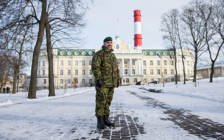Kolonel Rebo Kaitseväe peastaabi ees.