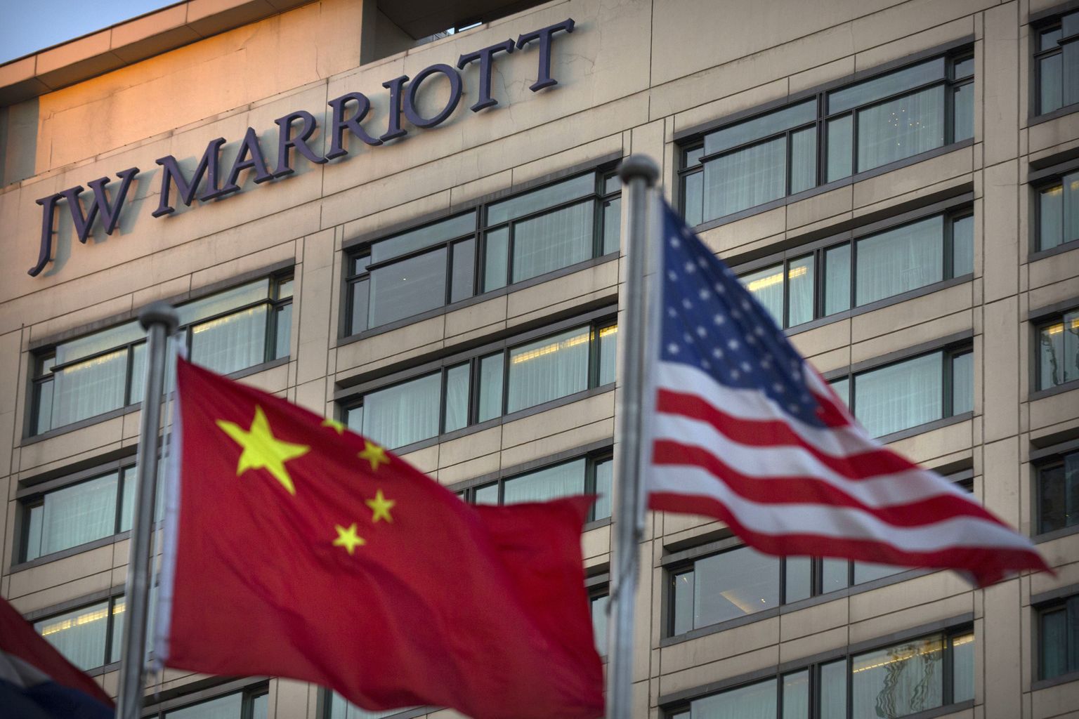 Hiina ja USA lipud Pekingis asuva Marriotti hotelli ees.