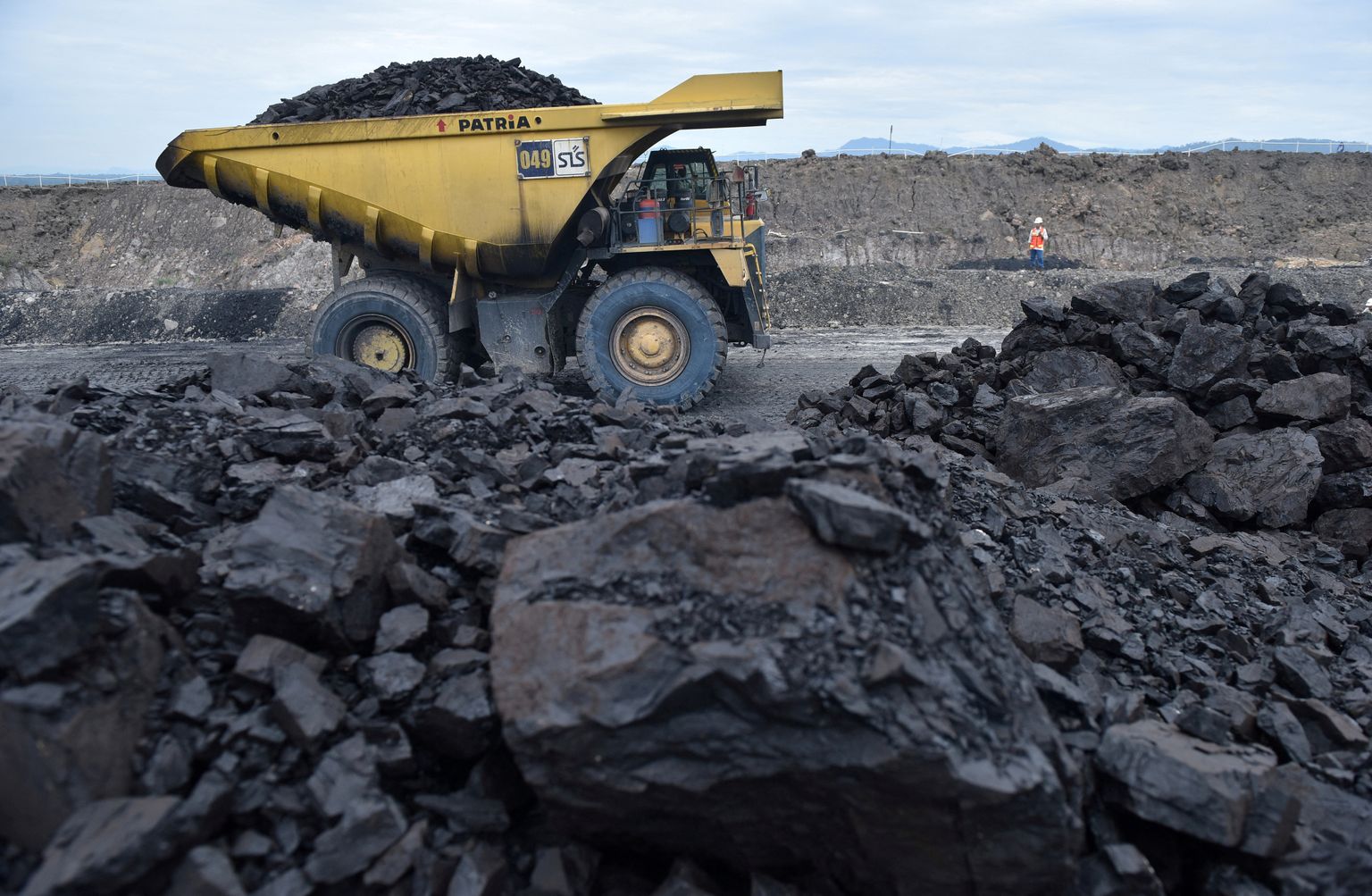 Adaro Minerals Indonesia Kalimantan saarel Tabalong söekaevanduses käib vilgas töö