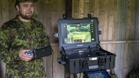 VAENLASE VASTU VÕIDELDES ⟩ Karksi malevkond sai moodsad droonid