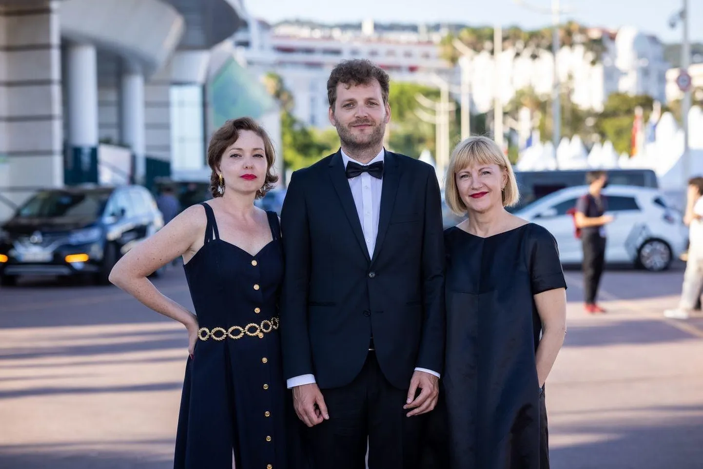 «Kupee nr 6» stsenaristid Livia Ulman ja Andris Feldmanis koos kaasprodutsent Riina Sildosega Cannes’is filmi esilinastusel.