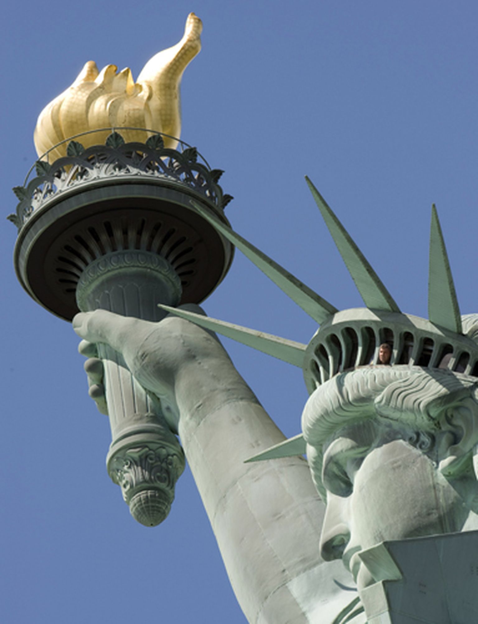 Cilvēks Brīvības statujas kronī Ņujorkā