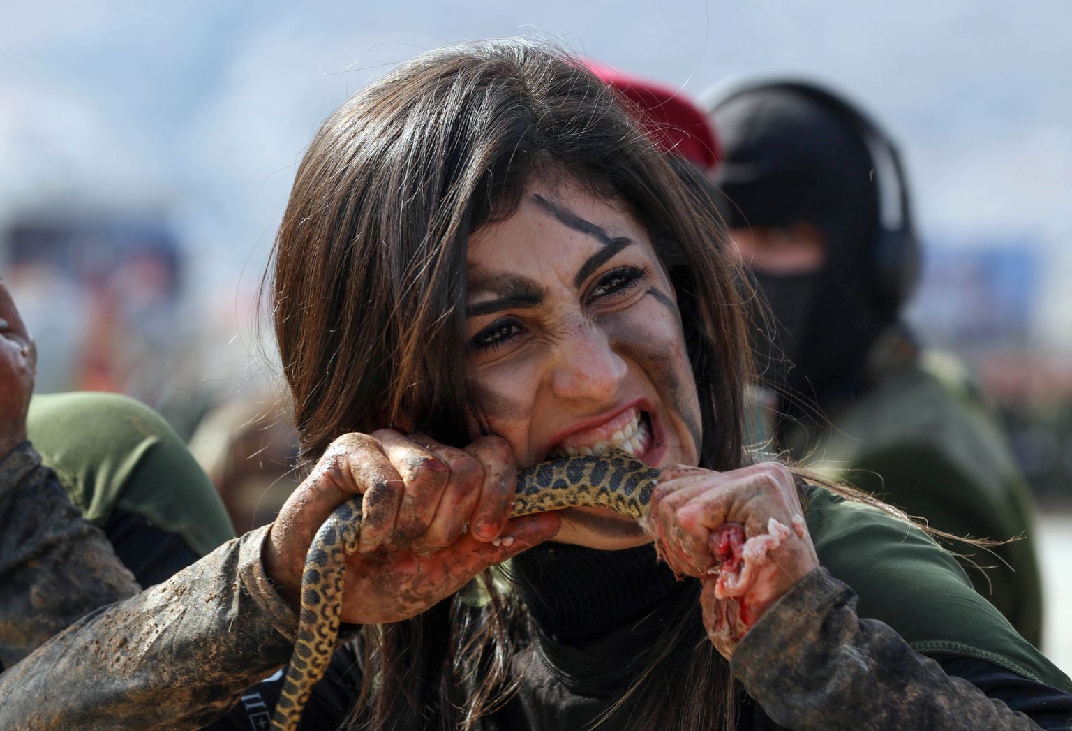 Iraagi Kurdi sõjakooli lõpetanud naised on veelgi kartmatumad, kui nende meeskolleegid. ISISe terroristide vastu võitlevad naised ei pea paljuks kooli lõpupeol ka elusaid usse pooleks järada.