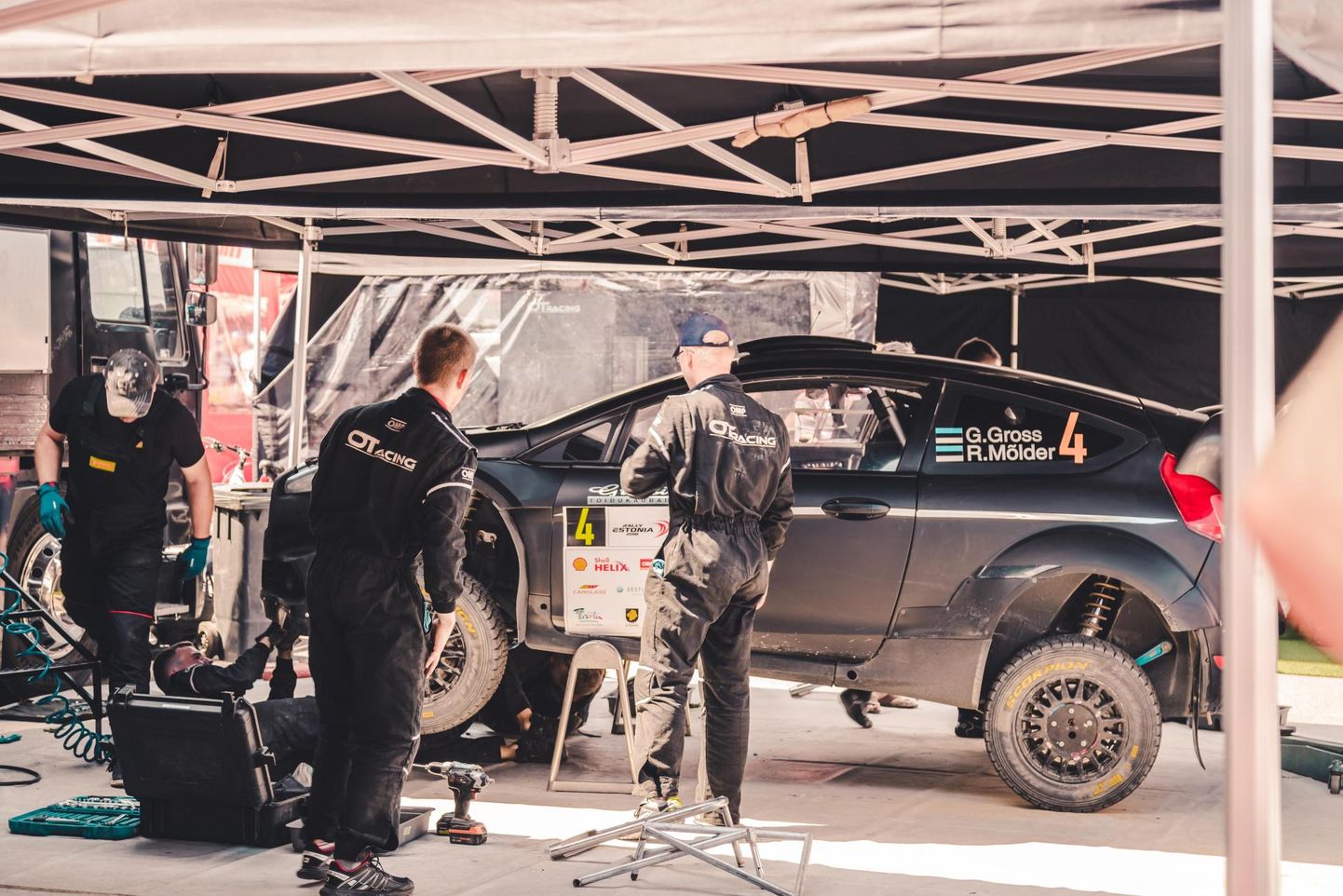 Mehaanikute pingutustest hoolimata maadlesid Georg Gross – Raigo Mõlder Rally Estonial tehnikaga. Lisaks sellele pani kuumust neelav musta värvi Fordi rallimasin mehed korralikult higi valama.