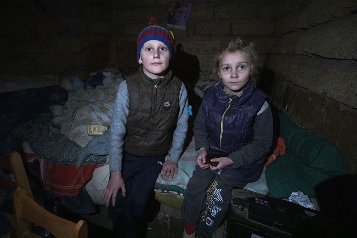 Miša ja Polina istuvad keldris, kus nad elasid vanematega kuude kaupa.