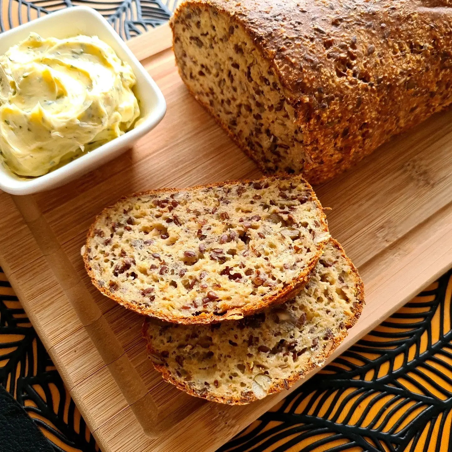 Ātrā sēkliņmaize ar biezpienu un auzu pārslām
