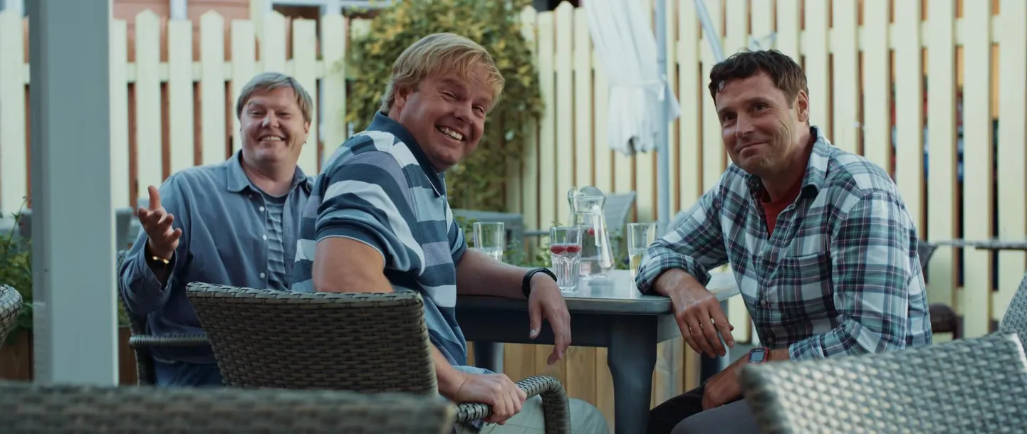 Margus Prangel, Tiit Sukk ja Veikko Täär ja teevad toredat tööd filmis «Mehed». FOTO: Kaader Filmist