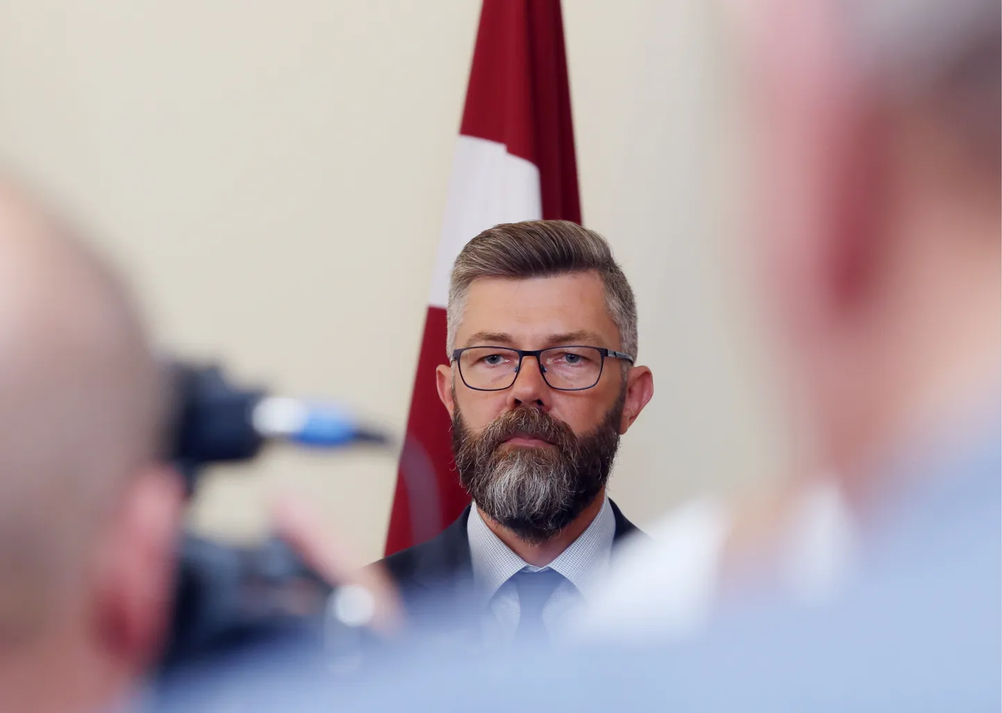 Valsts ieņēmumu dienesta ģenerāldirektora amata kandidāts Māris Skujiņš pēc tikšanās ar finanšu ministri atbild uz žurnālistu jautājumiem preses konferencē Finanšu ministrijā.