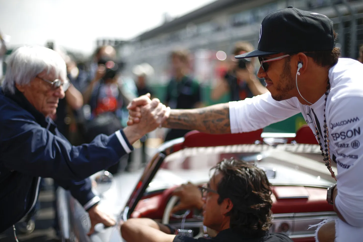 Bernie Ecclestone (vasakul) ja Lewis Hamilton.