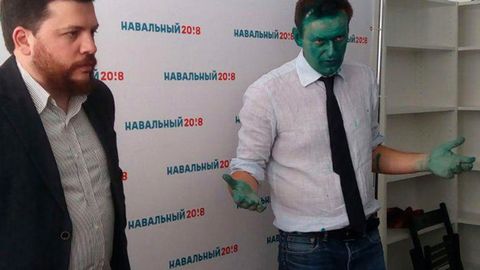 Навальному неожиданно выдали загранпаспорт