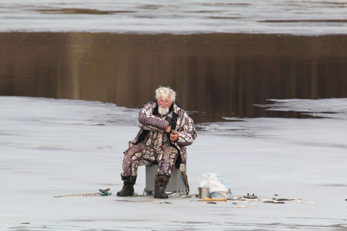 Veel nädala keskel olid tirgutajad Pärnu jõe sulaval jääl.