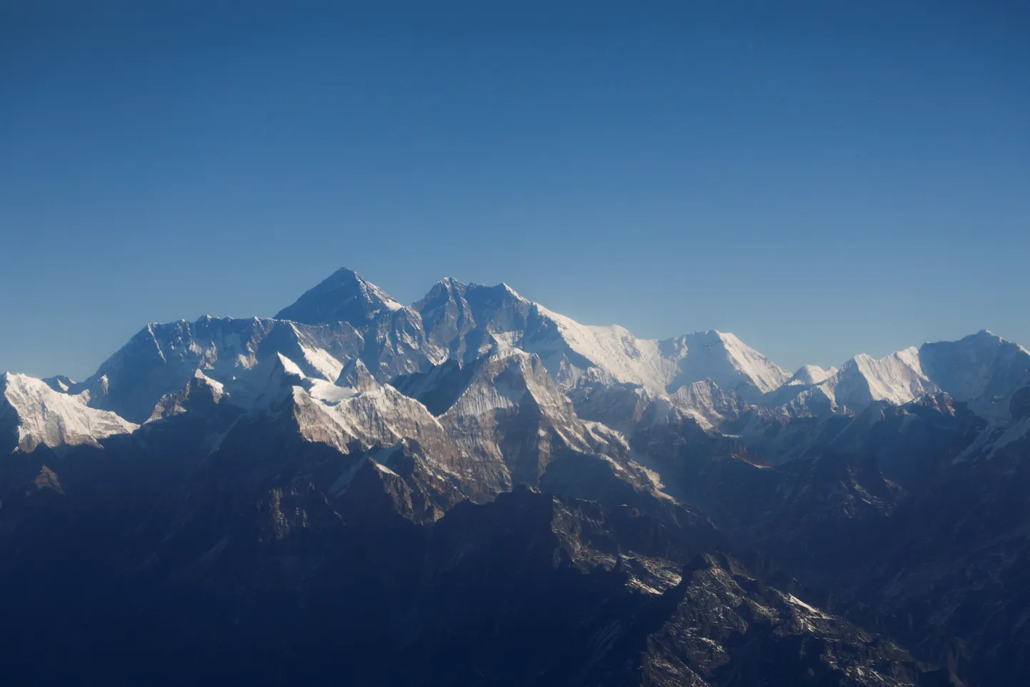 Maailma kõrgeim tipp Džomolungma ehk Mount Everest ja teised tipud Himaalaja mäeahelikus. Foto on tehtud lennuki illuminaatorist Nepali pealinnast Katmandust väljunud mäevaadete ringreisi käigus 15. jaanuaril 2020.