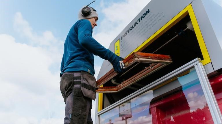 Rootsi õpilasfirma Noll Deponi toodab prügilatele mõeldud seadmeid, mis aitavad käidelda ja sorteerida akendega uksi.