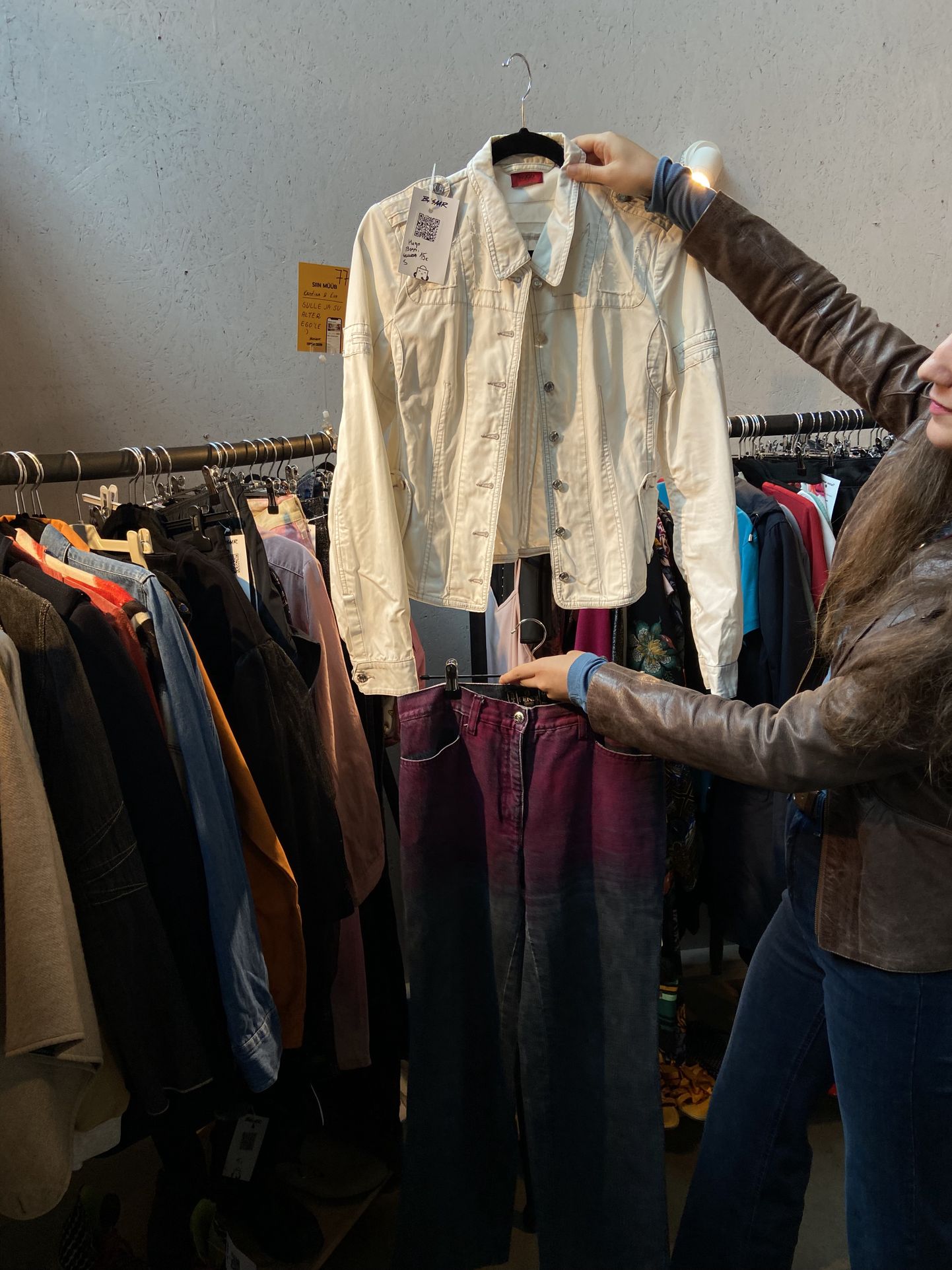 Кристина демонстрирует пиджак Hugo Boss и винтажные Fendi.