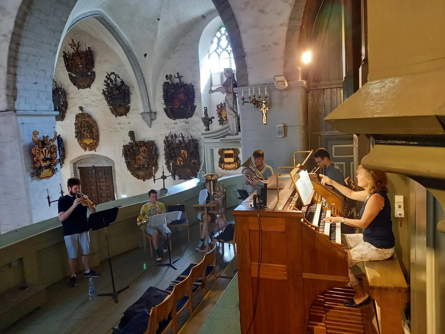 Vaskpillikvintett Tuulisbrass ja organist Ines Maidre.