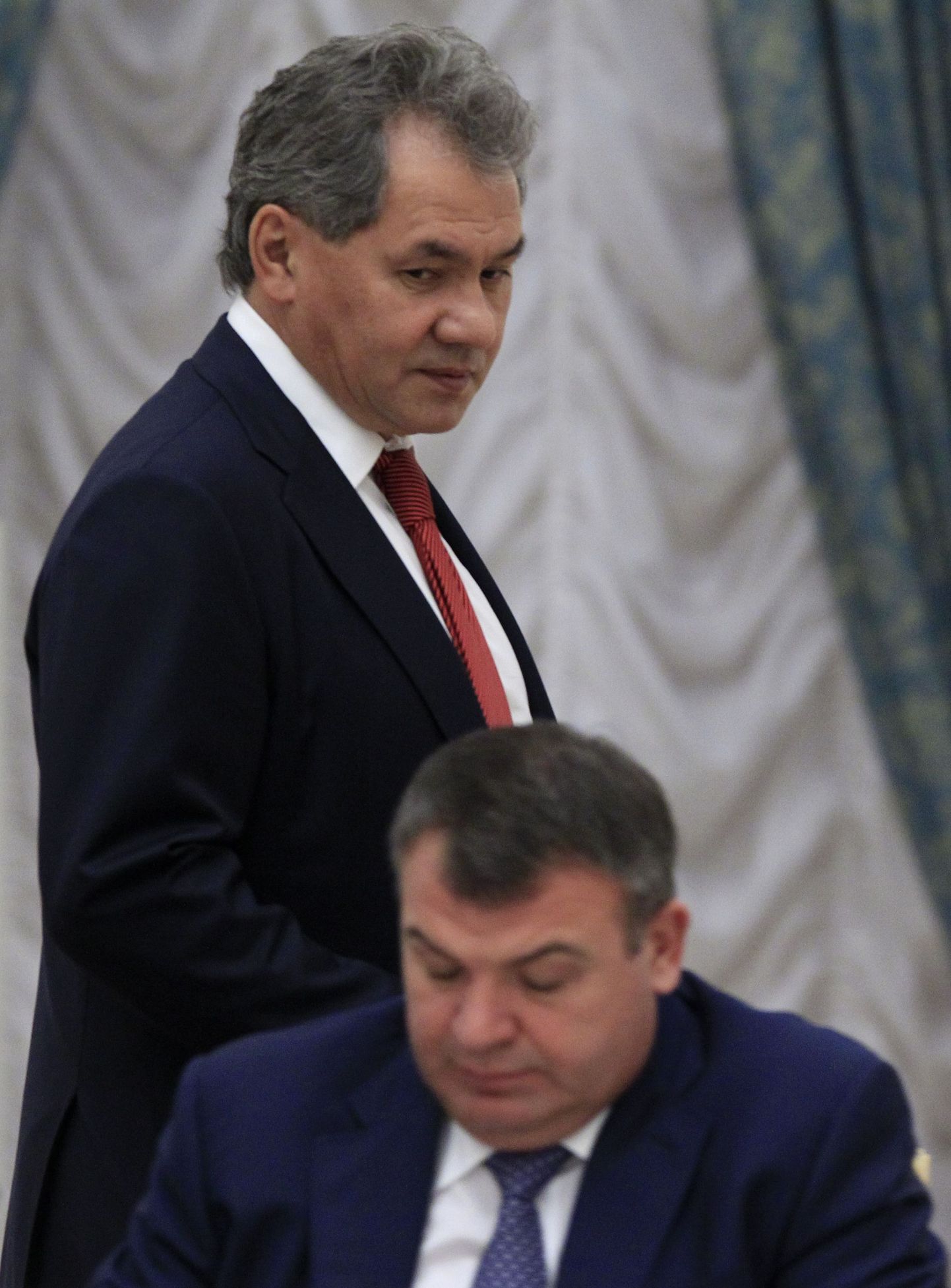 Istub endine kaitseminister Anatoli Serdjukov, seisab praegune minister Sergei Šoigu.