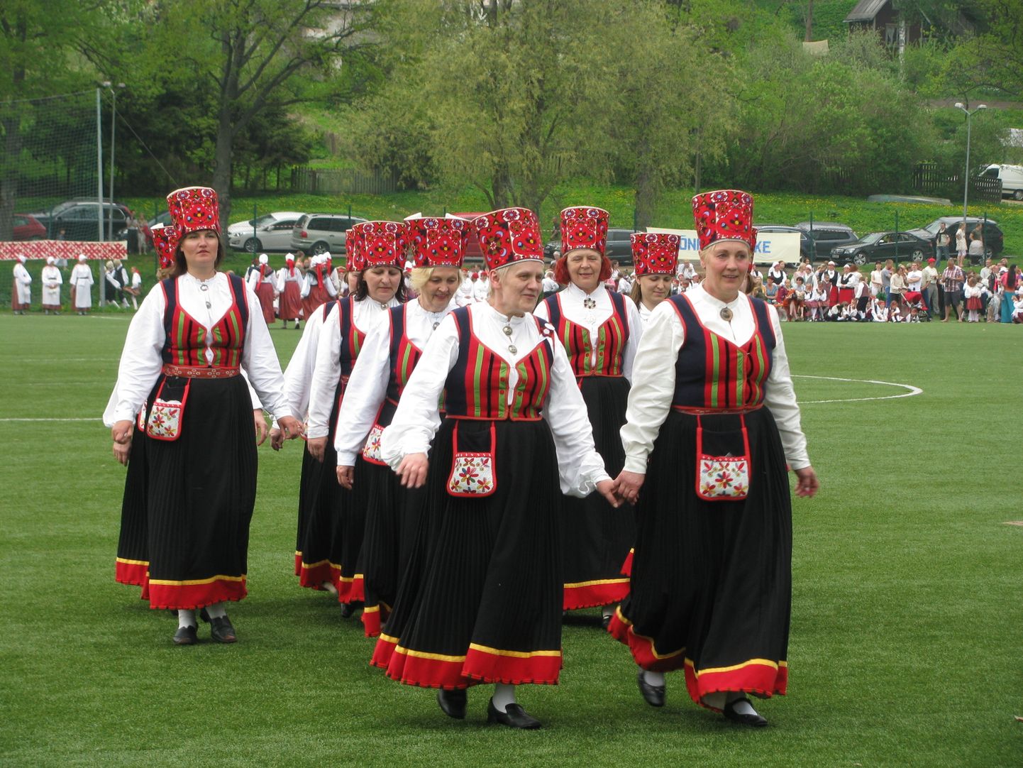 Kahekümnendal õpetajate rahvatantsufestivalil esineb ligi paarkümmend tantsurühma. Korraldab Viljandi tantsurühm Kelluke.