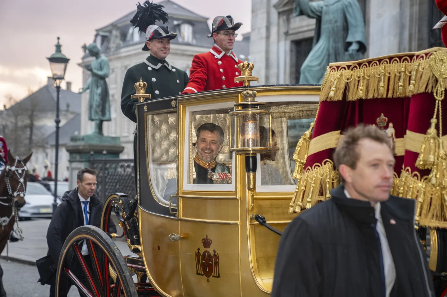 Taani kuningas Frederik X ja kuninganna Mary sõitsid 7. jaanuaril 2025 Kopenhaagenis Amalienborgi paleest Christiansborgi paleesse uue aasta vastuvõtule. Tõlla uksel on näha üht kuninglikest vappidest.
