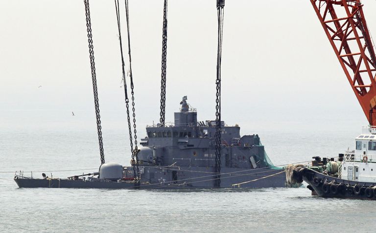 Lõuna-Korea sõjalaeva Cheonan vööripoole ülestõstmine Kollasest merest Baengnyeongdo saare lähedal. Foto: AP/Scanpix