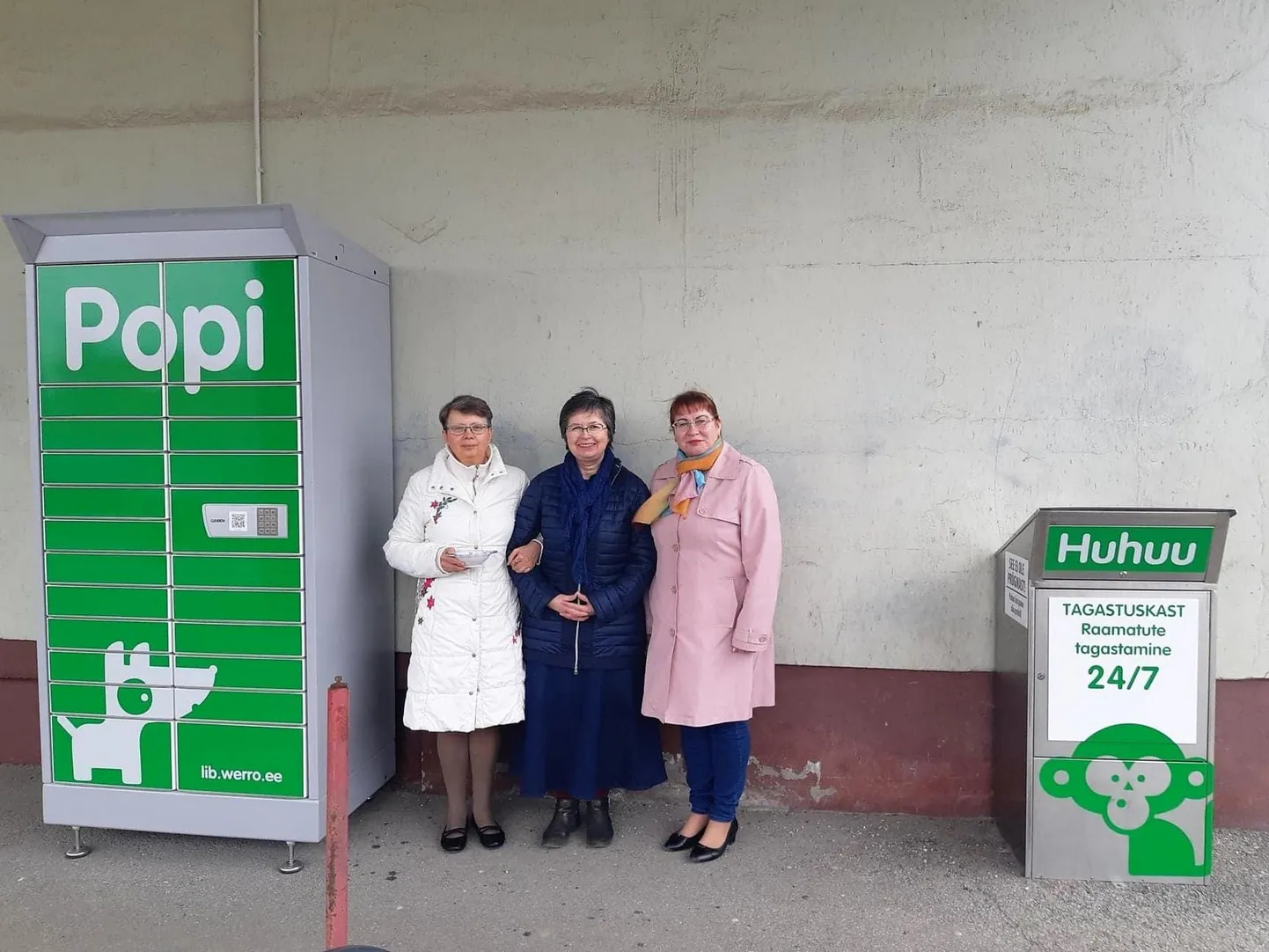 Võrumaa keskraamatukogu direktor Inga Kuljus (vasakult), kujunduse teinud firma SeriDisain OÜ esindaja Marje Pajusalu ja nimekonkursi võitnud raamatukoguhoidja Anu Kasak rõõmustavad idee teostuse üle.