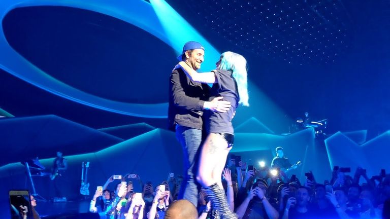 Lady Gaga ja Bradley Cooper esinemas jaanuaris 2019 Las Vegases, kus nad kandsid koos ette pala «Shallow»