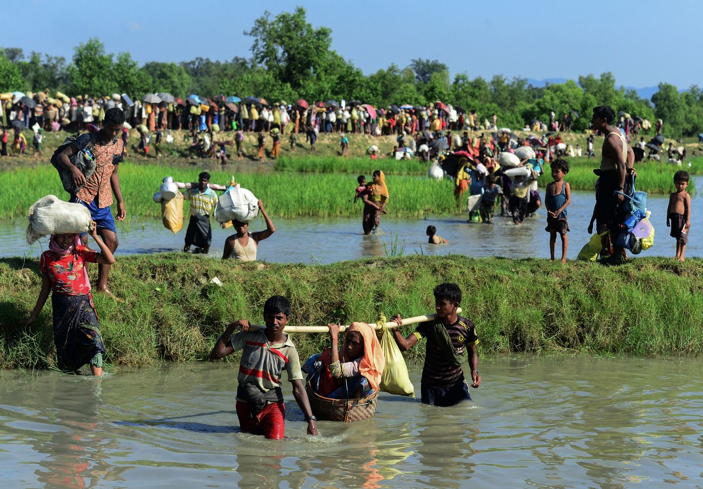 Rohingja põgenemas genotsiidi eest Myanmari Arakani osariigist Bangladeshi.