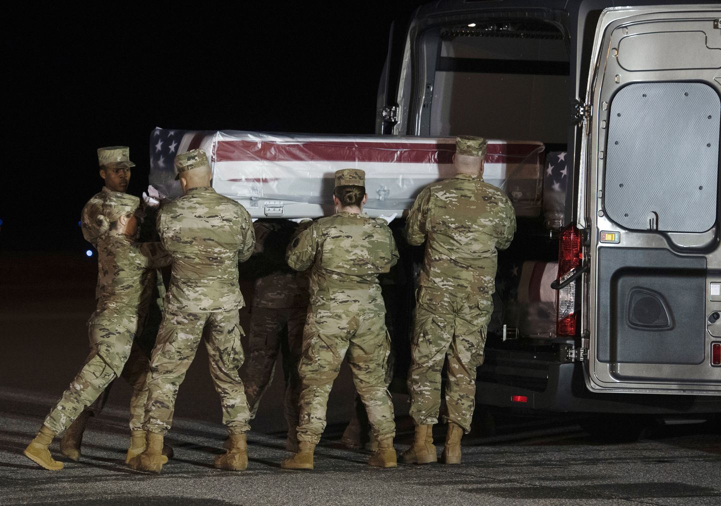 USA õhuväelased pühapäeval Delaware'i osariigis Doveri õhuväebaasis reedel tapetud mereväelase Scott Waltersi surnukehaga kirstu autosse tõstmas.