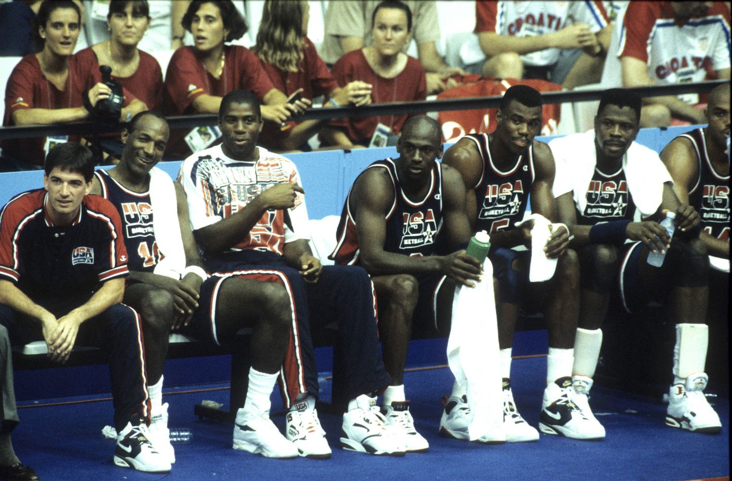 Vasakult: John Stockton, Clyde Drexler, Earvin Magic Johnson, Michael Jordan, David Robinson, Patrick Ewing ja Charles Barkley 1992. aasta olümpial.
