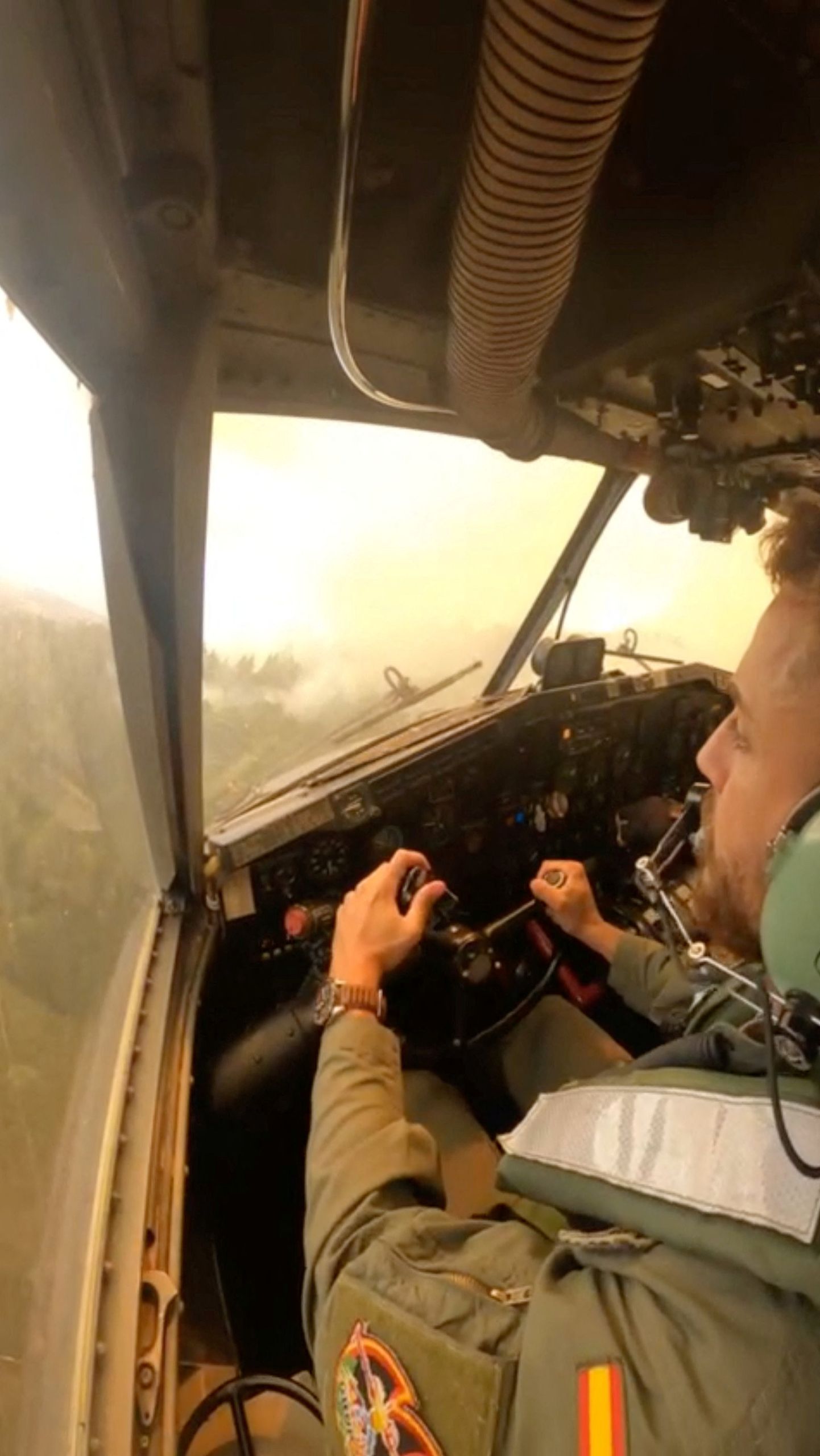 Hispaania õhuväelane kustutab metsatulekahju Tenerifel 17. augustil 2023