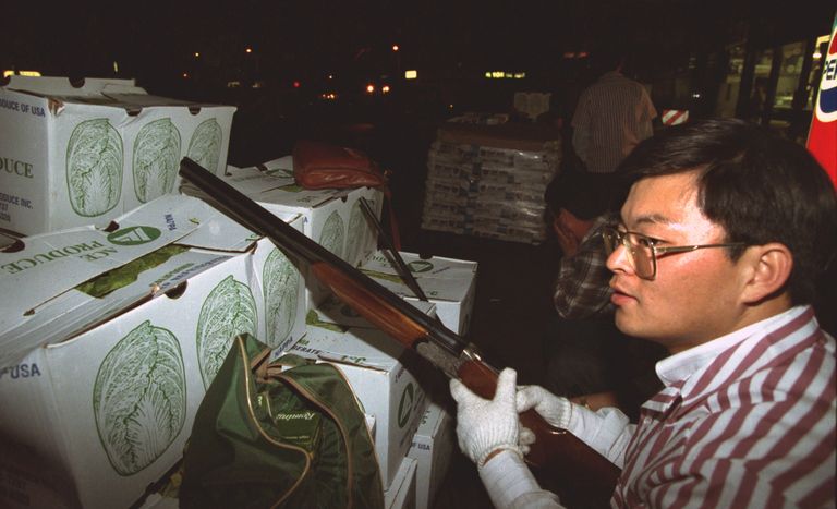 Kore juurtega ameeriklasest poeomanik kaitsmas oma vara 1992. aasta Los Angelese mässu ajal