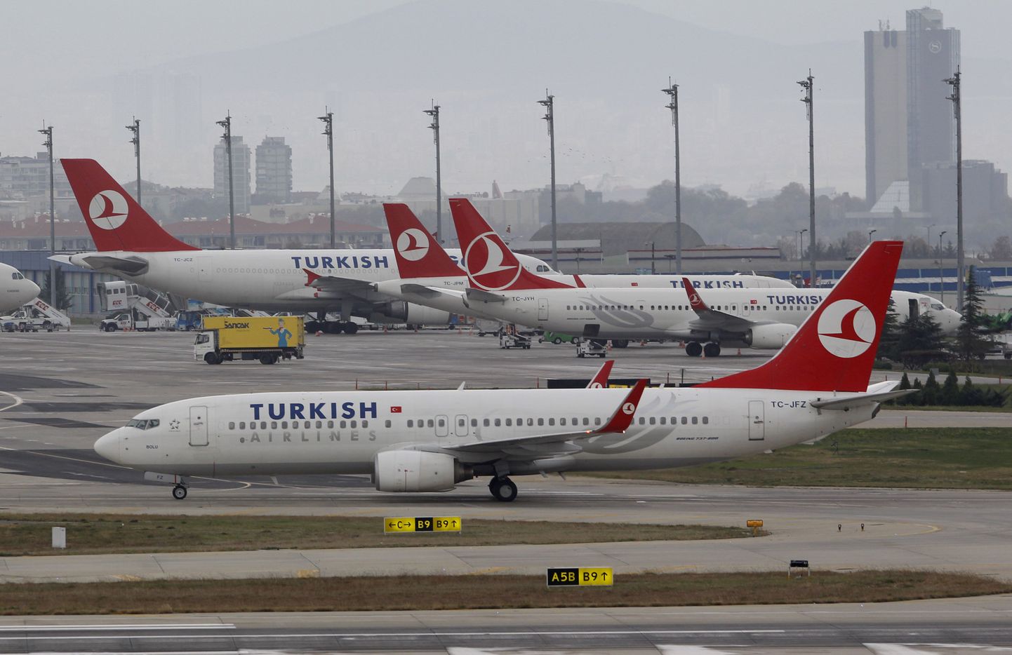 Turkish Airlinesi lennukid Istanbuli Atatürki lennujaamas.