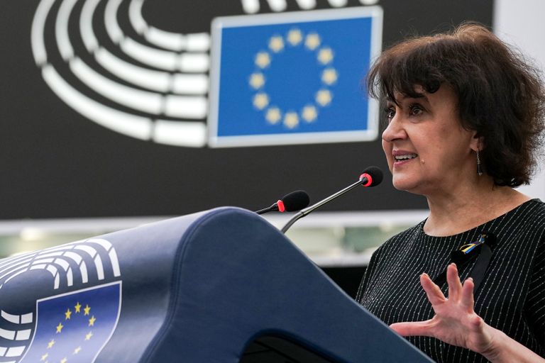 Оксана Забужко выступает в Европейском парламенте. 8 марта 2022 года. AP Photo/Pascal Bastien