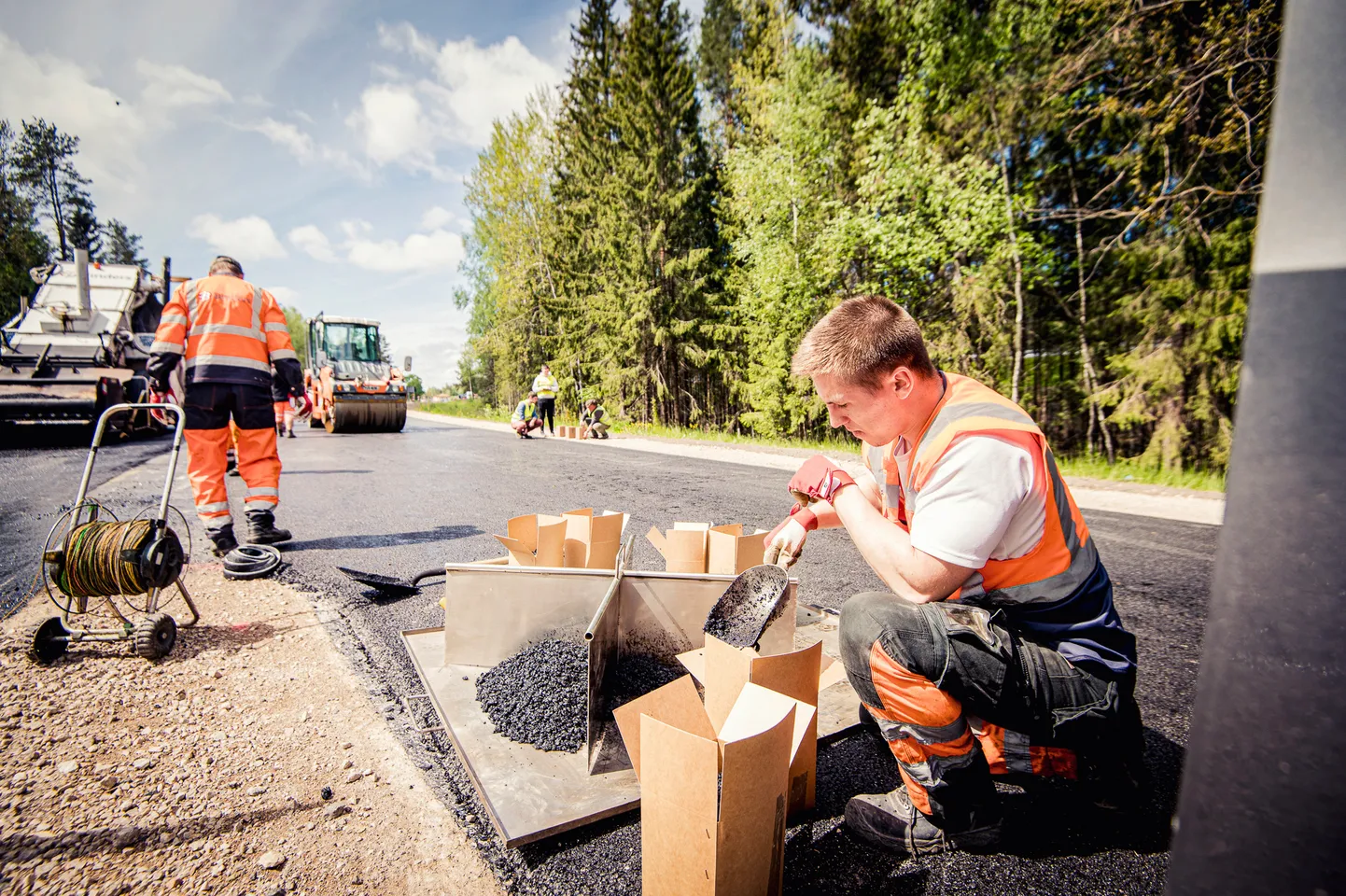 LVC Ceļu laboratorijas speciālistu darbs Sēnītes posmā un pie Siguldas. Ilustratīvs foto.