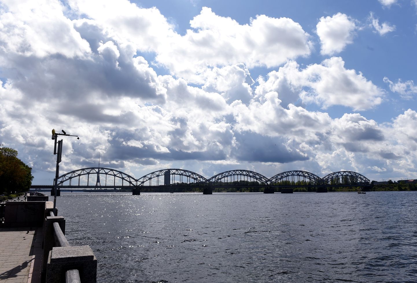 Dzelzceļa tilts pār Daugavu.