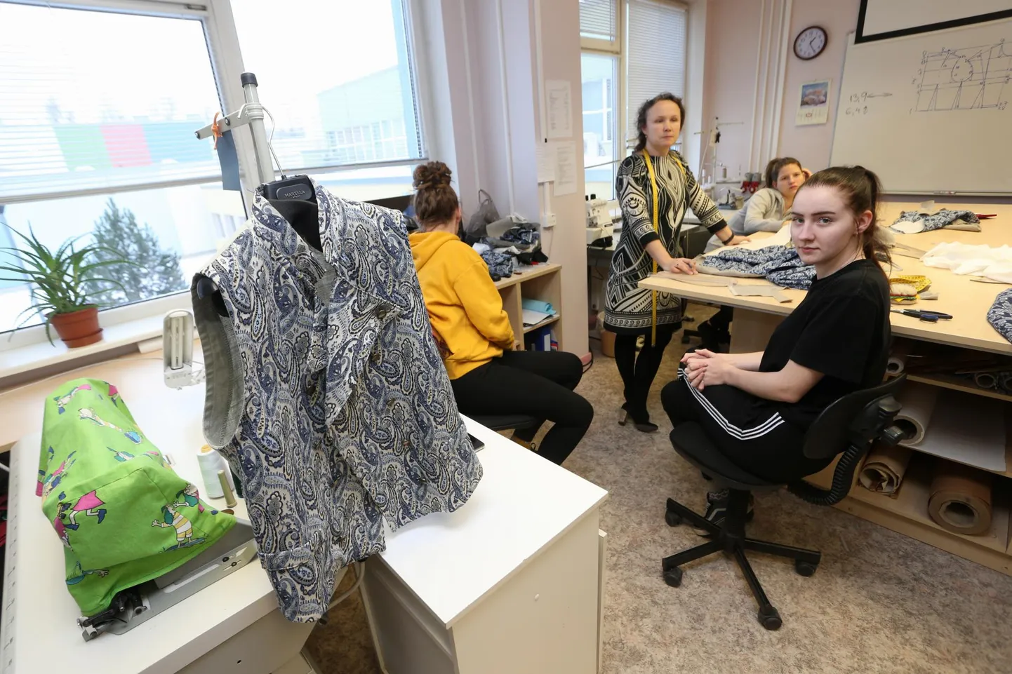 Tartu kutsehariduskeskuse kutseõpetaja Siiri Kütt (mõõdulindiga) ning kergete rõivaste rätsepaks õppivad Hedvig Pungar (esiplaanil), Eleri Savioja (vasakul) ja Grete Aust tegid läinud nädalal rahvatantsurühmale teenustööna veste. Sama rühma seelikud valmisid juba mullu.