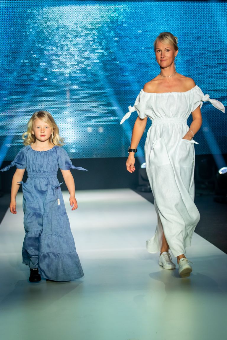 Aasta kõige südamlikum moesündmus oli Marilin Sikkali etendus Tallinn Fashion Weekil - disainer tähistas nii moemärgi Mari sünnipäeva kui pulma aastapäeva ning meelitas endaga selstis lavale ka kallima ning neli tütart.