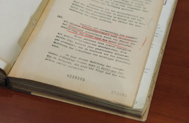 1942. gada Vanzē konferences protokola kopija.