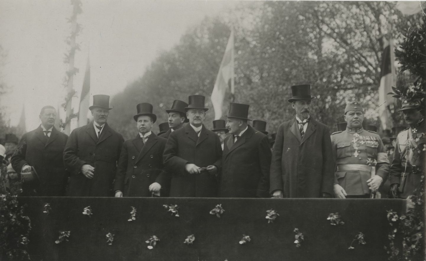 Soome president Lauri Relander visiidil Eestis. Pildil koos riigivanem Jüri Jaaksoni ja riigikogu esimees Jaan Tõnissoniga Tallinnas paraadi vastu võtmas 22. mail 1925.