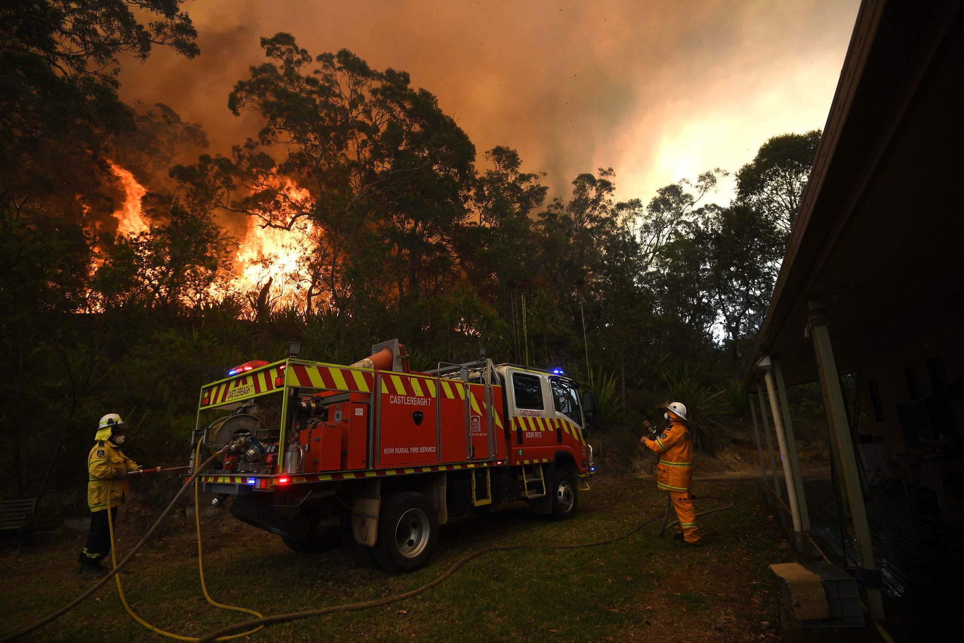 Tuletõrjujad Austraalia Uus-Lõuna-Walesi osariigis Kulnuras maastikupõlenguga võitlemas.