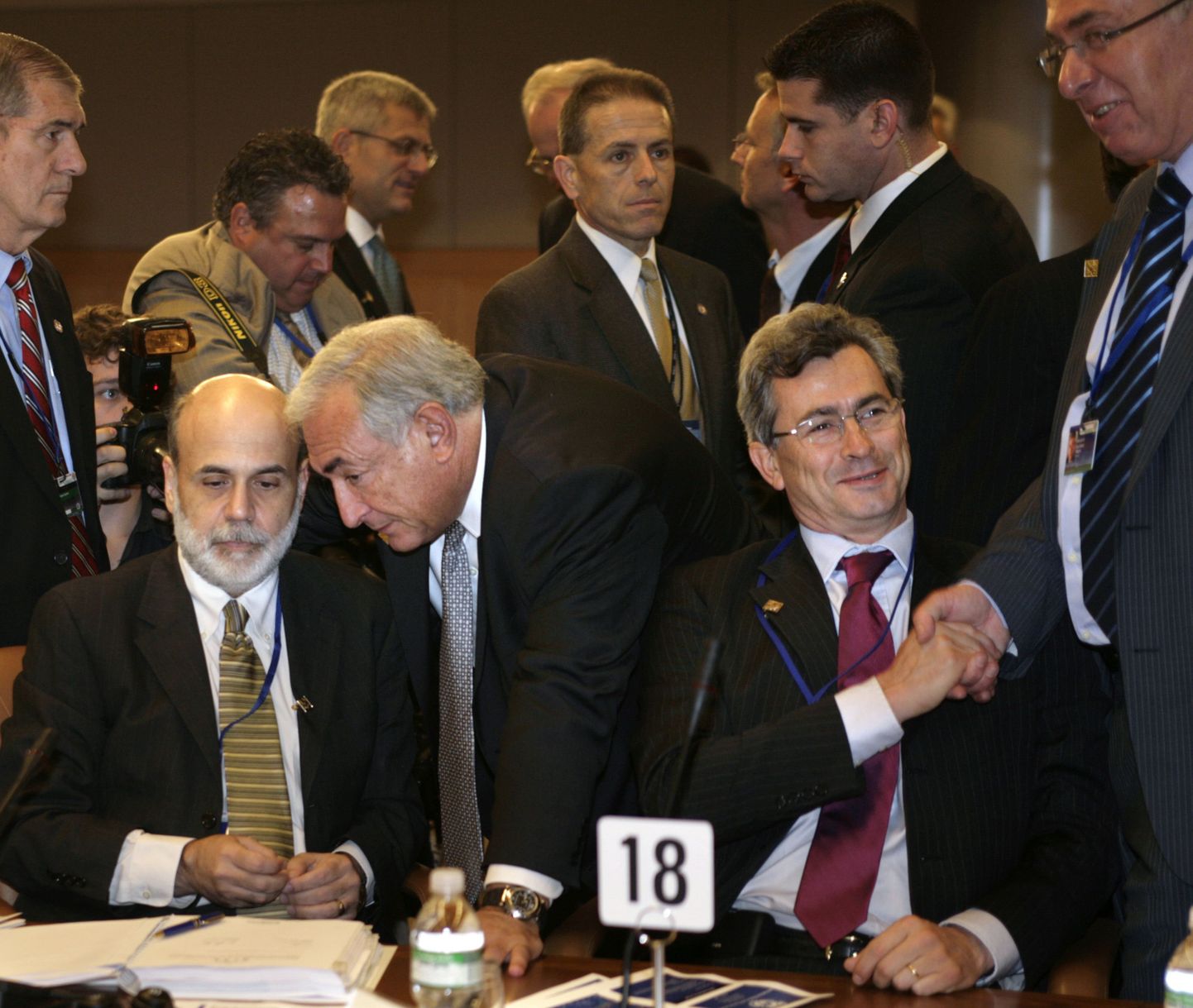 Föderaalreservi juht Ben Bernanke, IMFi juht Dominique Strauss-Kahn ja Belgia rahandusminister Bernard Clerfayt 11. oktoobril pressikonverentsil IMF'i peakorteris Washingtonis.