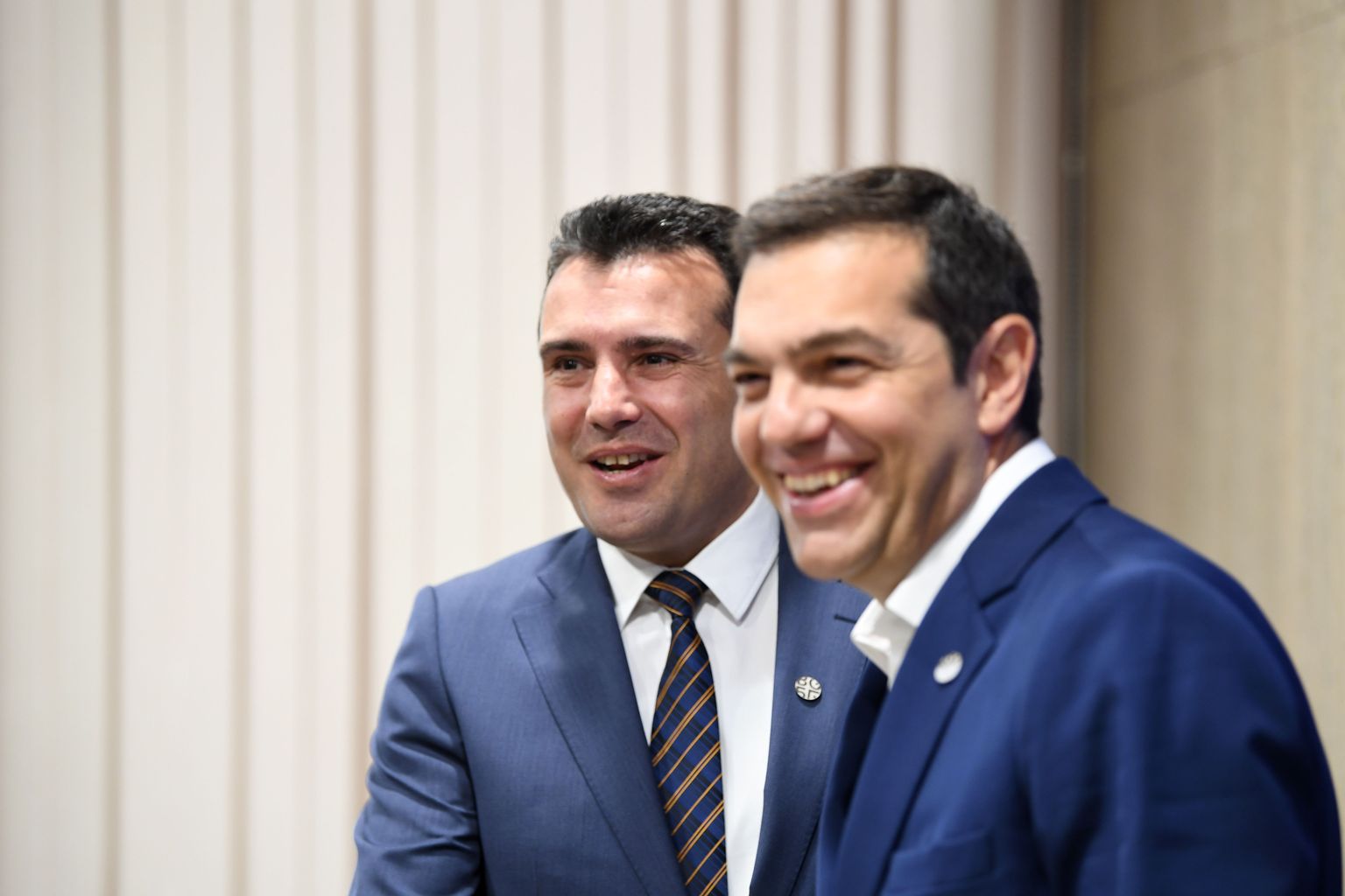 Kohtudes eelmisel neljapäeval Sofias olid Kreeka peaminister Aléxis Tsípras (paremal) ja tema Makedoonia kolleeg Zoran Zaev veel heatujulised. Kõigest mõni päev hiljem olid kummagi riigi opositsiooni esindajad nende lootustandva kompromissi põhja lasknud.