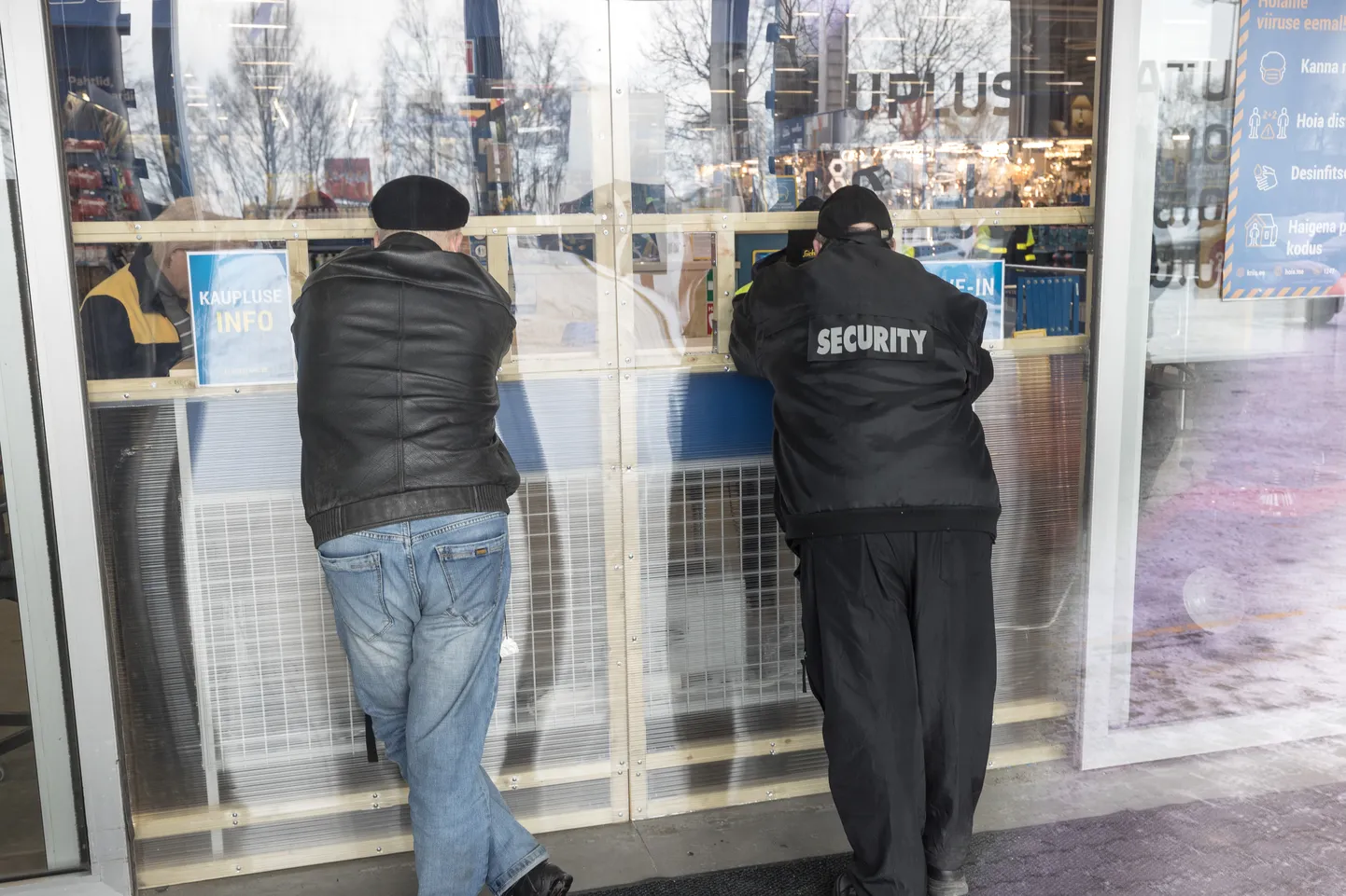 11.03.2021, Tallinn. Kehtestatud koroonaviiruse leviku tõkestamiseks uued piirangud. Poed ja kaubanduskeskused on suletud, avatud on hädavajalikud poed ja teenused. Foto: Konstantin Sednev / Postimees Grupp