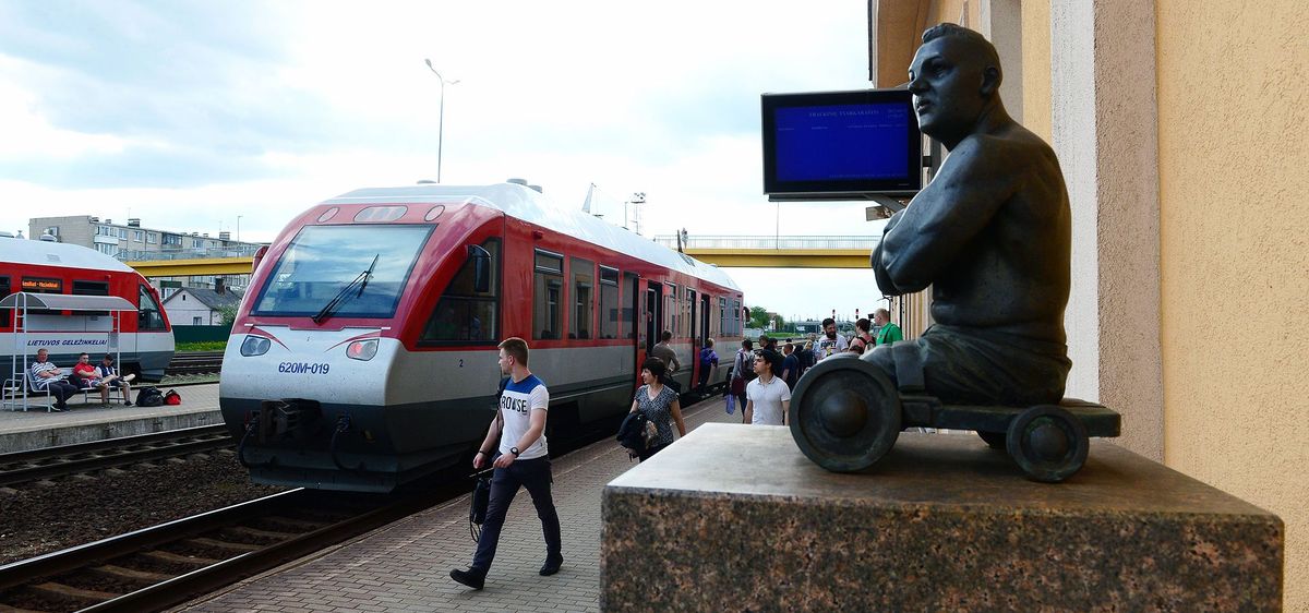 Šiauliai-Kaunase rong meenutab kangesti trammi. See ilma vaguniteta sõiduk on valmistatud 2011. aastal Poolas, kuid üldiselt liigub Leedus väga erineva välimuse ja vanusega ronge.