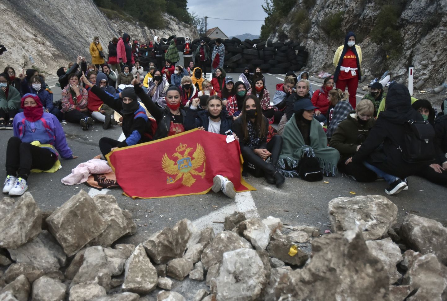 Meeleavaldajad takistamas pääsu Montenegro kunagisse pealinna Centinjesse.