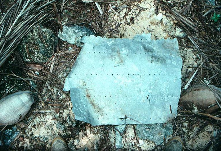 Nikumaroro saarelt leitud metallitükk, mis TIGHARi uurijate arvates võib pärineda Amelia Earharti lennukilt