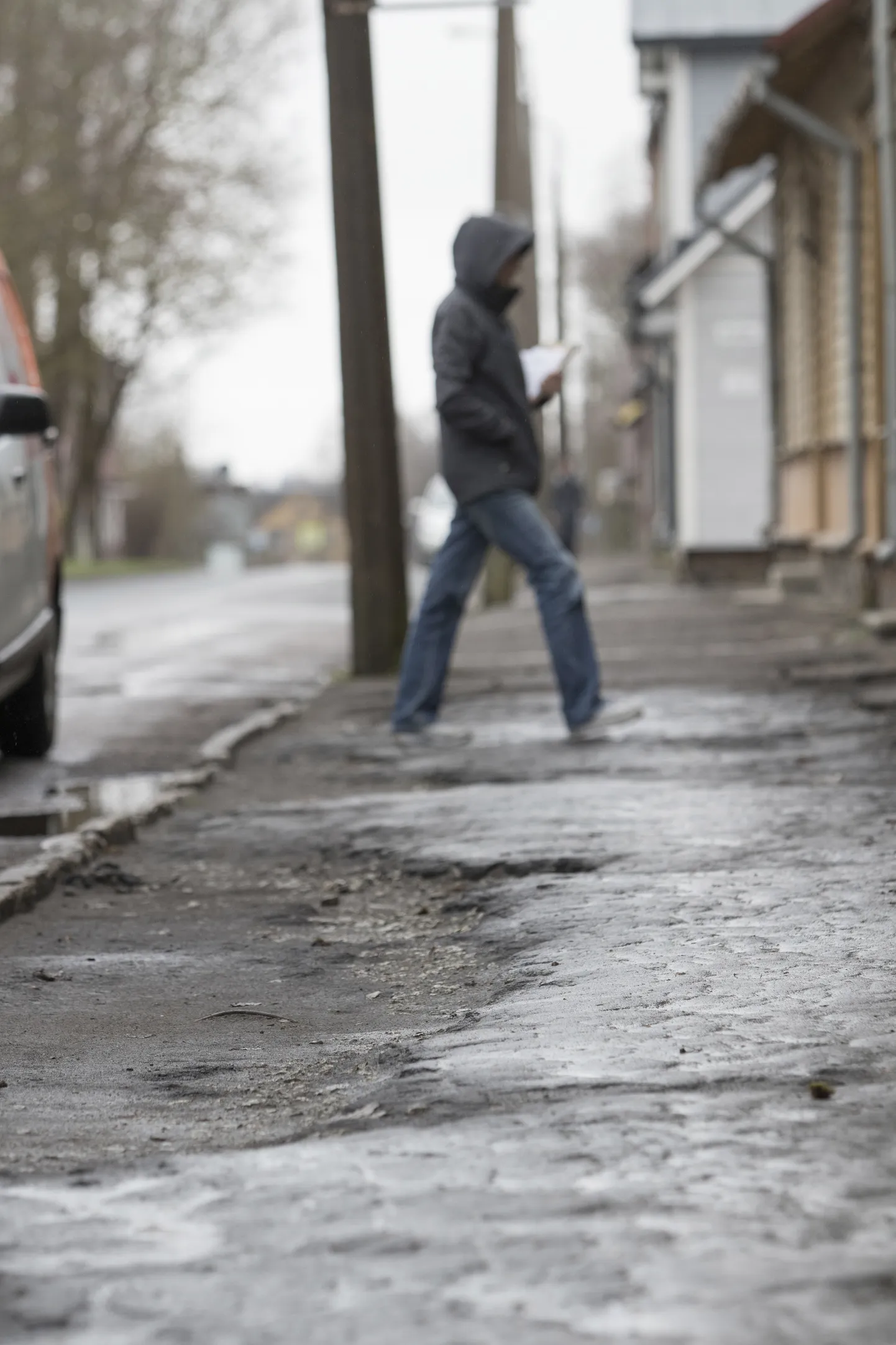 Koledaks kulunud Uue tänava kõnnitee saab ligi 400 meetri pikkuselt uueks.