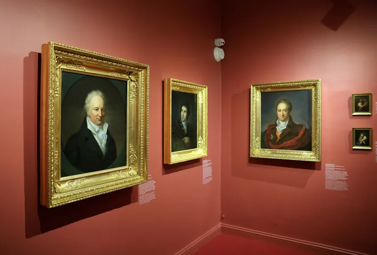 Näituse avamisel jaanuari lõpus olid väljapanekus Gerhard von Kügelgeni portreed, millele on jäädvustatud Carl August Böttiger (vasakult), Georges Frédéric Parrot ja Johann Wolfgang von Goethe.
