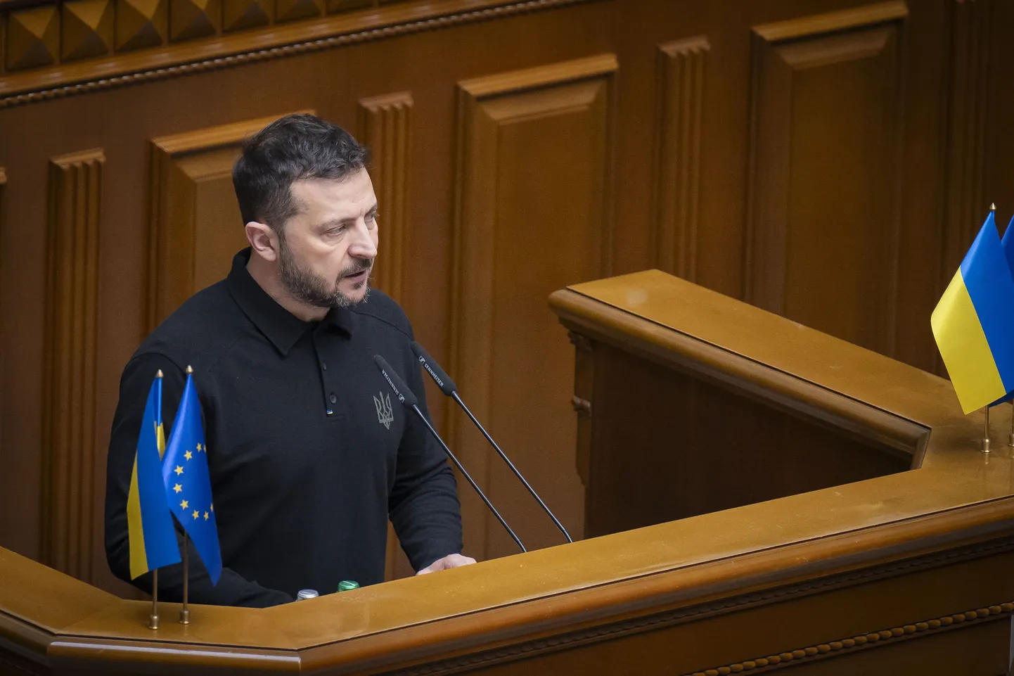 Ukraina president Volodõmõr Zelenskõi esineb sel 16. oktoobril tehtud fotol ülemraadas.
